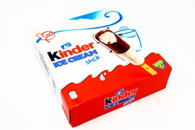 Pescara, İtalya 7 Mayıs 2020 Kinder Stick Dondurma. Kinder, Ferrero 'nun bir gıda ürünüdür. Kinder Dondurması, Ferrero ve Unilever arasındaki bir işbirliğidir.
