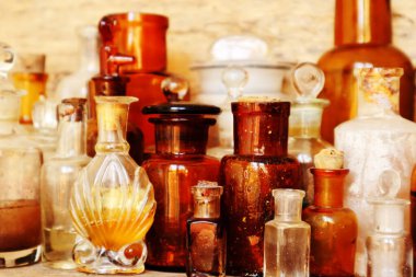 Antika eczane, eski ilaçlar, şişeler.