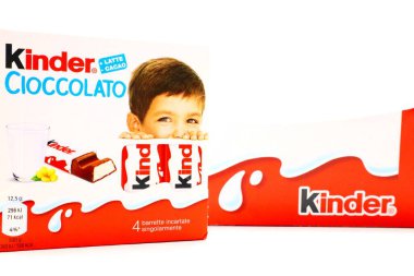 Pescara, İtalya 11 Ağustos 2019: Kinder Çikolata Çubukları. Kinder, Ferrero tarafından İtalya 'da üretilen bir üründür.