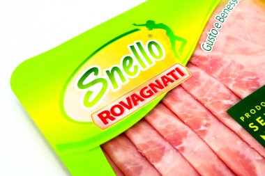 Pescara, İtalya - 15 Nisan 2020: ROVAGNATI Snello İtalyan Hamamı önceden paketlenmiş tepsilerde preslendi