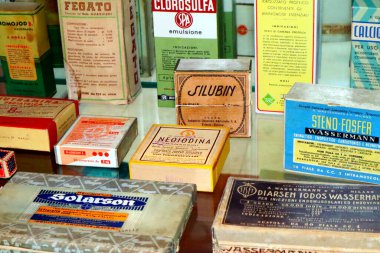 Eczane, sergilenen eski ilaçlar. 