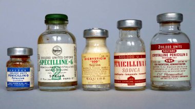 New York, ABD 18 Nisan 2021: CSC İlaç Ürünleri, PFIZER New York, SPECIA Paris, LEO Roma ve SQUIBB Roma yapımı PENICILLIN G Vials of PENICILLIN G.