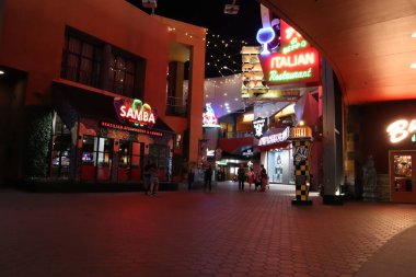 Universal City, Los Angeles, California - 12 Mayıs 2019: UNIVERSAL STÜDIOS CITYWALK eğlence ve perakende bölgeleri Gece