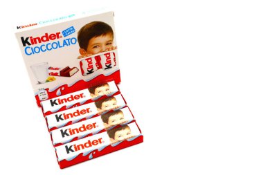 Pescara, İtalya 11 Ağustos 2019: Kinder Çikolata Çubukları. Kinder, Ferrero tarafından İtalya 'da üretilen bir üründür.
