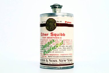 Pescara, İtalya - 8 Ocak 2020: 1940 'ların Zehri 1 / 4 lb. Anestezi için SQUIBB. Yapımcı: E.R. Squibb New York ve 2. Dünya Savaşı sırasında Amerikan Ordusu için kullanılabilir hale getirildi.