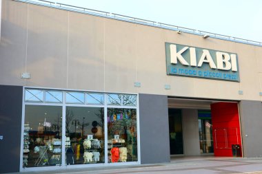 San Giovanni Teatino, İtalya 27 Mart 2022 KIABI Mağazası. KIABI, çocuklar ve yetişkinler için ünlü bir Fransız giyim ve moda aksesuarıdır.