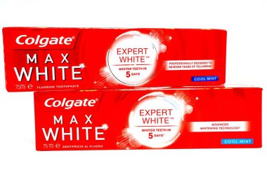 Pescara, İtalya 26 Ağustos 2019: Colgate-Palmolive yapımı Max White Toothpaste