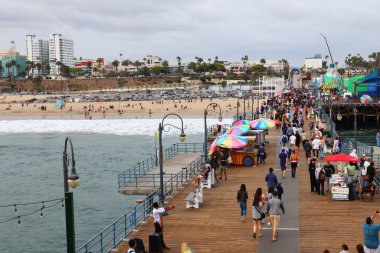 Santa Monica, Los Angeles, Kaliforniya - 17 Mayıs 2019: Santa Monica İskelesi üzerindeki Pasifik Parkı manzarası