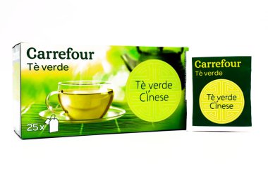 Pescara, İtalya - 15 Nisan 2020: CARREFours Çin Yeşil Çayı Carrefour Süpermarket zinciri tarafından satıldı