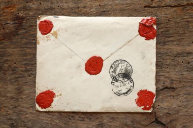 Roma, İtalya - 15 Mart 2022: 1800 'lerin orijinal ahşap arka planında Eski Zarf ve Mektup