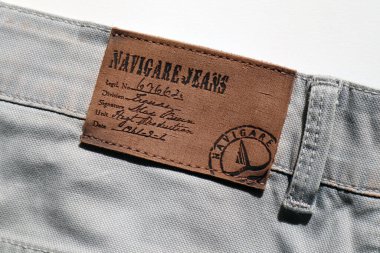 Roma, İtalya - 29 Eylül 2022: NAVIGARE pantolonu etiketi. Navigare, N61 S.R.I. marka İtalyan spor giyim ve moda markası. - İtalya