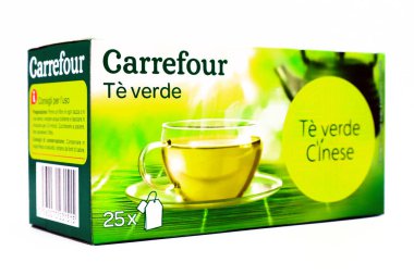 Pescara, İtalya - 15 Nisan 2020: CARREFours Çin Yeşil Çayı Carrefour Süpermarket zinciri tarafından satıldı