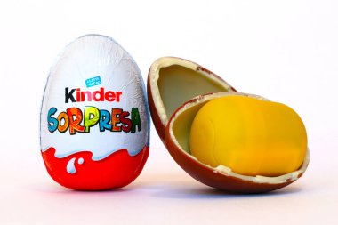 Pescara, İtalya 27 Şubat 2019: Kinder Sürpriz Çikolatalı Yumurtalar. Kinder Surprise, Ferrero tarafından İtalya 'da üretilen bir üründür.