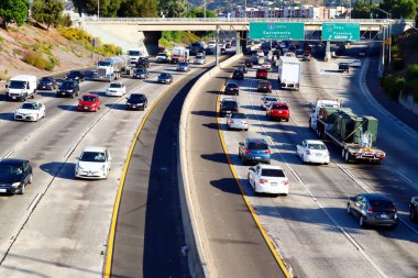 Los Angeles, California - 5. Otoyol 'da trafik N Broadway' den I-5 Otoyolu manzarası