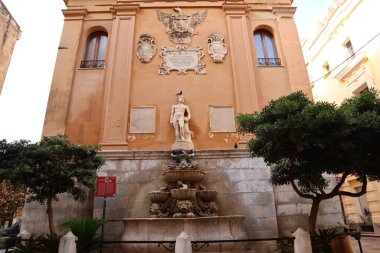 Trapani, Sicilya (İtalya) - 4 Temmuz 2022: Satürn Çeşmesi, 1342 yılında Chiaramonte ailesi tarafından inşa edildi