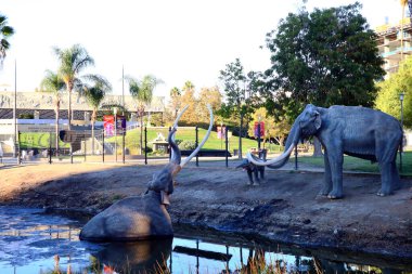 Los Angeles, California - 2 Ekim 2019: LA BREA TAR PITS & Museum, dünyanın en ünlü fosil kazı alanlarından biri - Mamut heykeli