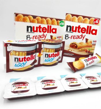 Pescara, İtalya 8 Şubat 2019: NUTELLA B-hazır aperatif, Ferrero tarafından üretilen İtalyan çikolatalı kreması Nutella ile dolu.