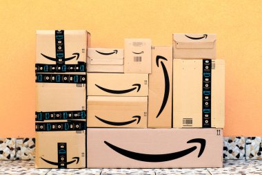 Amazon paketleri, kutular kapıya teslim edilecek.