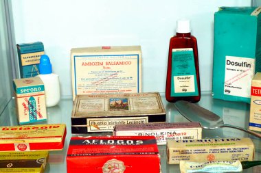 Eczane, sergilenen eski ilaçlar. 