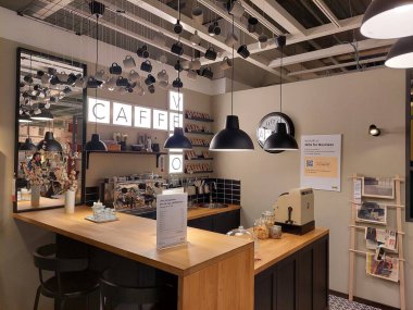 San Giovanni Teatino, İtalya 26 Nisan 2022: İtalya 'daki IKEA mağazasının iç görünümü. Ikea dünyanın en büyük mobilya perakendecisi ve mobilya montajı için hazır satıyor. İnsan Yok