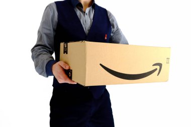 Los Angeles, ABD 24 Şubat 2021: AMAZON Nakliye Karton Kutusu. Amazon, çok uluslu bir elektronik ticaret şirketidir.