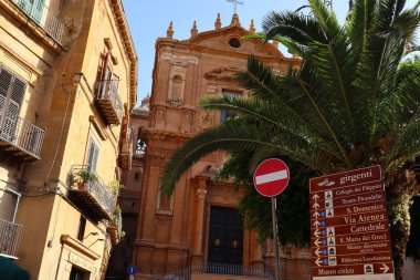 Agrigento, Sicilya, İtalya - 15 Ağustos 2019: Piazza Teatro Luigi Pirandello Sarayı manzarası altın ışıklı günbatımında İtalya Sicilya tatili