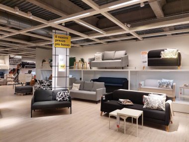 San Giovanni Teatino, İtalya 26 Nisan 2022: İtalya 'daki IKEA mağazasının iç görünümü. Ikea dünyanın en büyük mobilya perakendecisi ve mobilya montajı için hazır satıyor. İnsan Yok