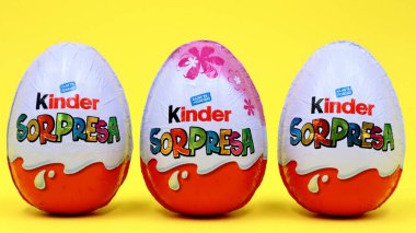 Pescara, İtalya 27 Şubat 2019: Kinder Sürpriz Çikolatalı Yumurtalar. Kinder Surprise, Ferrero tarafından İtalya 'da üretilen bir üründür.