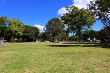 Beverly Hills, California - 12 Mayıs 2019: Santa Monica Bulvarı 'ndaki Beverly Gardens Parkı manzarası