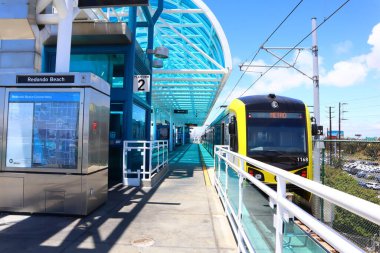 Los Angeles, Kaliforniya - 21 Mayıs 2019: Redondo Sahil İstasyonu 'ndaki Los Angeles Metro Demiryolu Yeşil Hattı