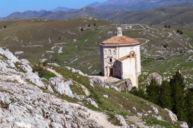 İtalya 'nın Abruzzo kentindeki Rocca Calascio kalesine yakın Santa Maria Della Piet