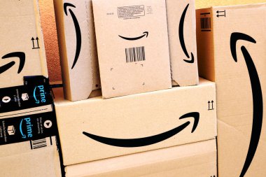 Amazon paketleri, kutular kapıya teslim edilecek.