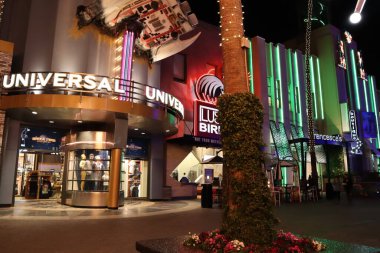 Universal City, Los Angeles, California - 12 Mayıs 2019: UNIVERSAL STÜDIOS CITYWALK eğlence ve perakende bölgeleri Gece
