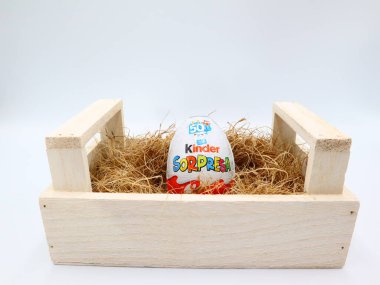 Pescara, İtalya 27 Şubat 2019: Kinder Sürpriz Çikolatalı Yumurtalar. Kinder Surprise, Ferrero tarafından İtalya 'da üretilen bir üründür.