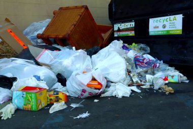 Los Angeles, Kaliforniya - 6 Ekim 2019: UWLA UWS Evrensel Atık Sistemleri A.Ş. Çöpleri Los Angeles caddesinde.