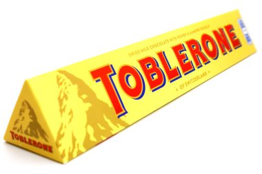 Pescara, İtalya 18 Temmuz 2019: TOBLERone Swiss Milk Chocolate with Honey ve Badem Nougat. TOBLERON, Mondelez International 'ın bir İsviçre çikolatası.