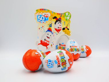 Pescara, İtalya 27 Şubat 2019: Kinder Sürpriz Çikolatalı Yumurtalar. Kinder Surprise, Ferrero tarafından İtalya 'da üretilen bir üründür.