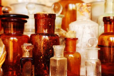 Antika eczane, eski ilaçlar, şişeler.