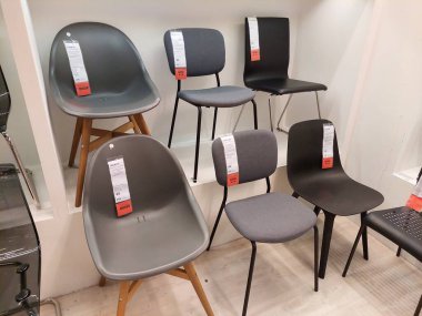 San Giovanni Teatino, İtalya 26 Nisan 2022: İtalya 'daki IKEA mağazasının iç görünümü. Ikea dünyanın en büyük mobilya perakendecisi ve mobilya montajı için hazır satıyor. İnsan Yok