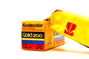 Pescara, İtalya 31 Ağustos 2019: 1980 'lerin KODAK Kodacolor Filmi, Altın 200 GB 110-12