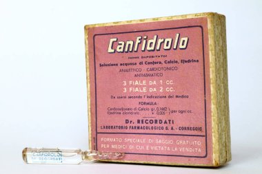 Milan, İtalya 3 Mart 2022: 1940 'ların klasik CANFIDROLO şişeleri analitik, kardiyonik ve antiastım için Efedrin içeren kutu ilaçları. Dr. RECORDATI S.A. - Correggio (İtalya)