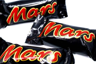 Roma, İtalya 9 Kasım 2021: Beyaz arka planda izole edilmiş MARS çikolatası. Mars, Mars Anonim Şirketi 'nin bir markası.