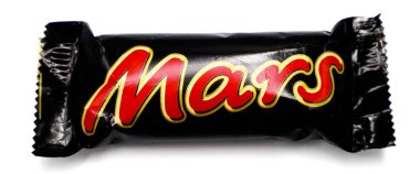Roma, İtalya 9 Kasım 2021: Beyaz arka planda izole edilmiş MARS çikolatası. Mars, Mars Anonim Şirketi 'nin bir markası.