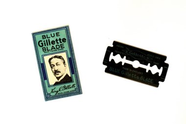 Roma, İtalya 17 Şubat 2022: 1940 model GILLETTE Mavi Bıçaklar