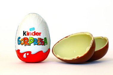 Pescara, İtalya 27 Şubat 2019: Kinder Sürpriz Çikolatalı Yumurtalar. Kinder Surprise, Ferrero tarafından İtalya 'da üretilen bir üründür.