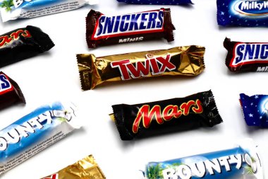Roma, İtalya 9 Kasım 2021: MARS, Twix, Bounty, Snickers ve Samanyolu çikolatası beyaz arka planda izole edildi. Mars, Mars Anonim Şirketi 'nin bir markası.