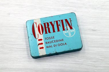 Pescara, İtalya 8 Ocak 2020: 1940 'ların klasik CORYFIN BAYER kutusu. Bayer 1863 yılında kurulan çok uluslu bir Alman ilaç şirketidir.