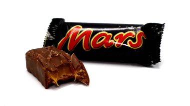 Roma, İtalya 9 Kasım 2021: Beyaz arka planda izole edilmiş MARS çikolatası. Mars, Mars Anonim Şirketi 'nin bir markası.