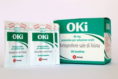 Roma, İtalya 16 Ağustos 2022: Ketoprofen lizin çözeltisi içeren OKI ilacı. Steroidal olmayan antienflamatuar çeşitli koşullarda ağrıyı azaltmak için kullanılır. Oki bir Domp markası, İtalya.