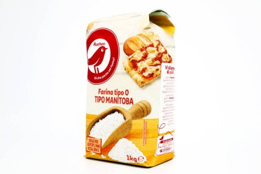 Pescara, Italy- 10 Mart 2020: Ekmek ve Pizza için Auchan Manitoba un türü 0 AUCHAN Süpermarket zinciri tarafından satıldı